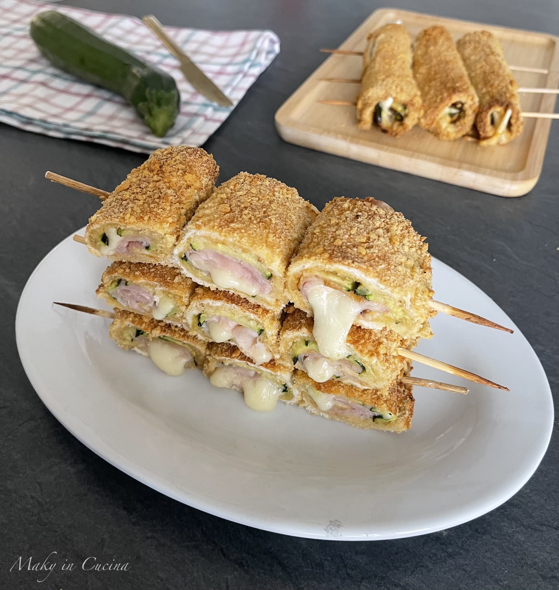 Brochetas de pan de molde con calabacín y jamón