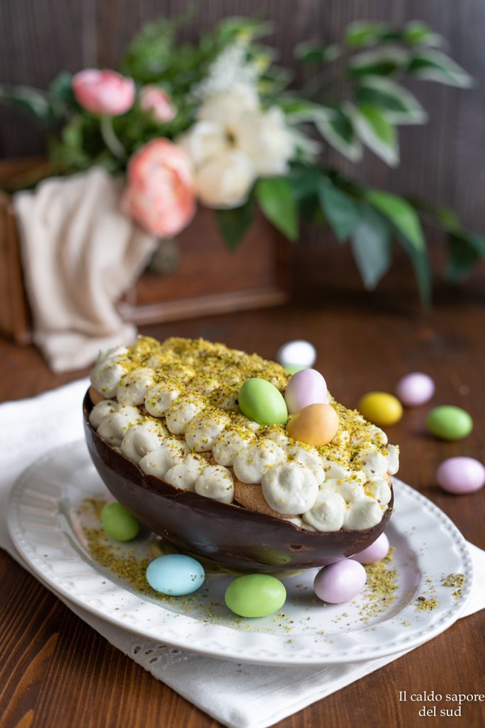 Huevo de Pascua relleno de tiramisú de pistacho