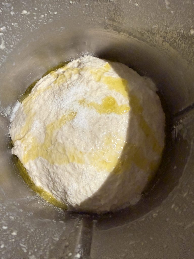 añadiendo el aceite y la sal en la focaccia pull apart