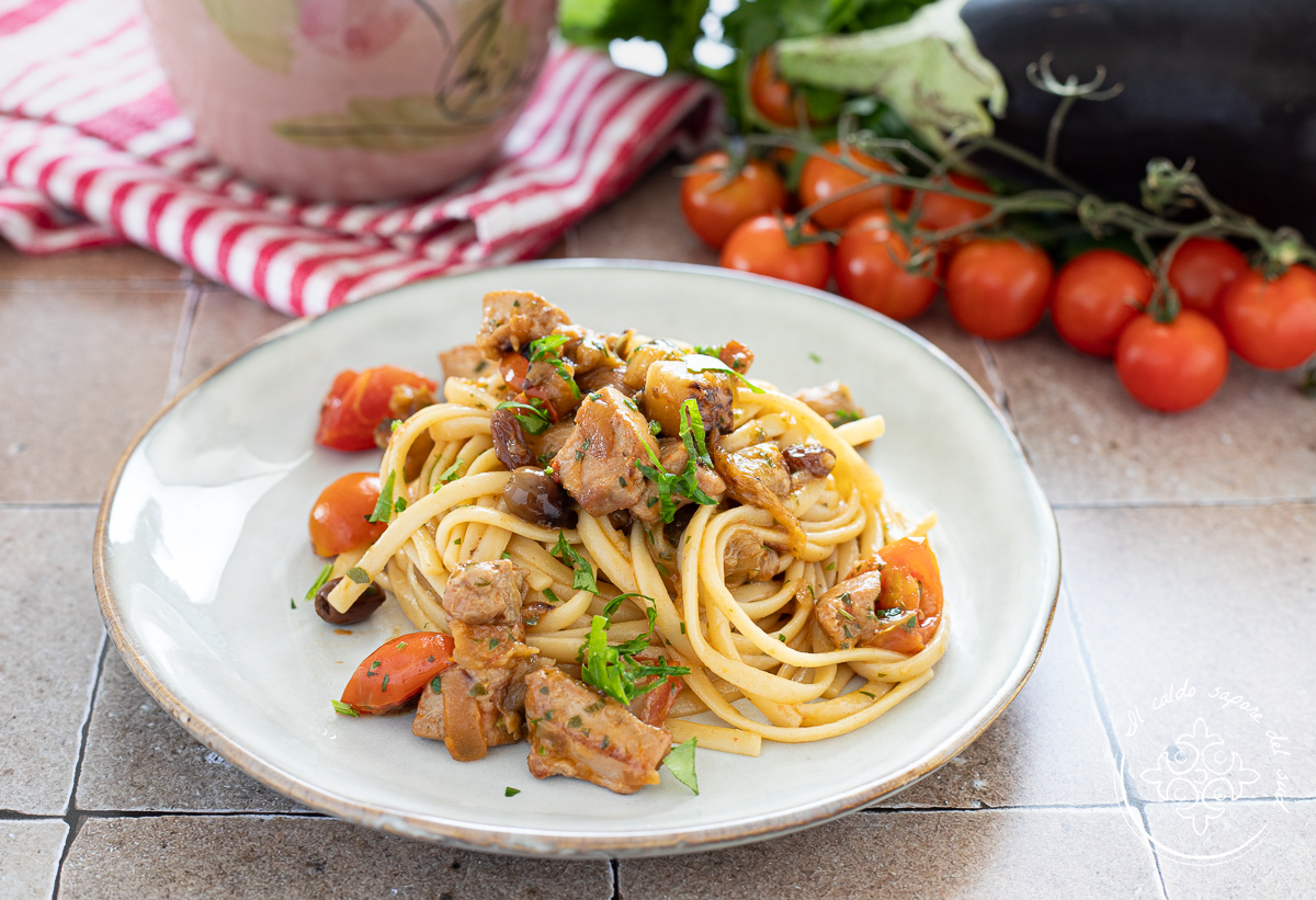Pasta con atún fresco, berenjenas y tomates cherry