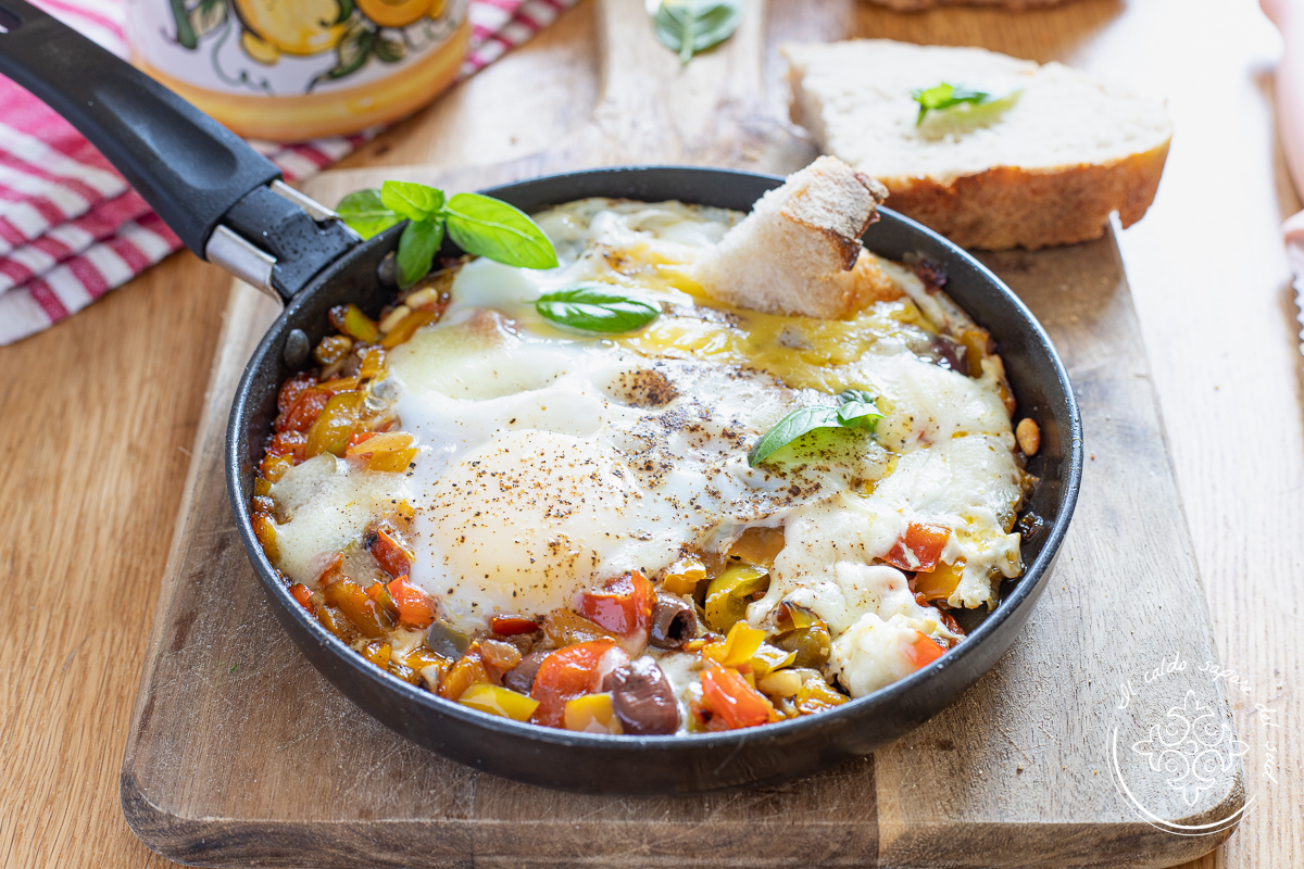 Huevos y pimientos en la sartén