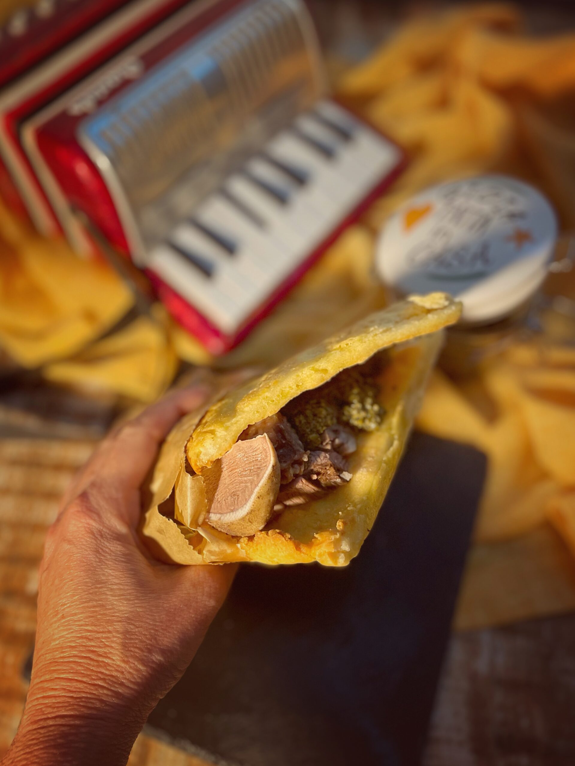 Trapizzino romano sin gluten con lengua y salsa verde