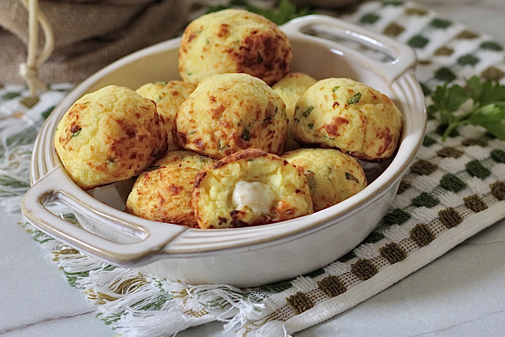 Albóndigas de patata y ricotta con corazón fundente, sin huevo, ni fritas ni aceitosas.