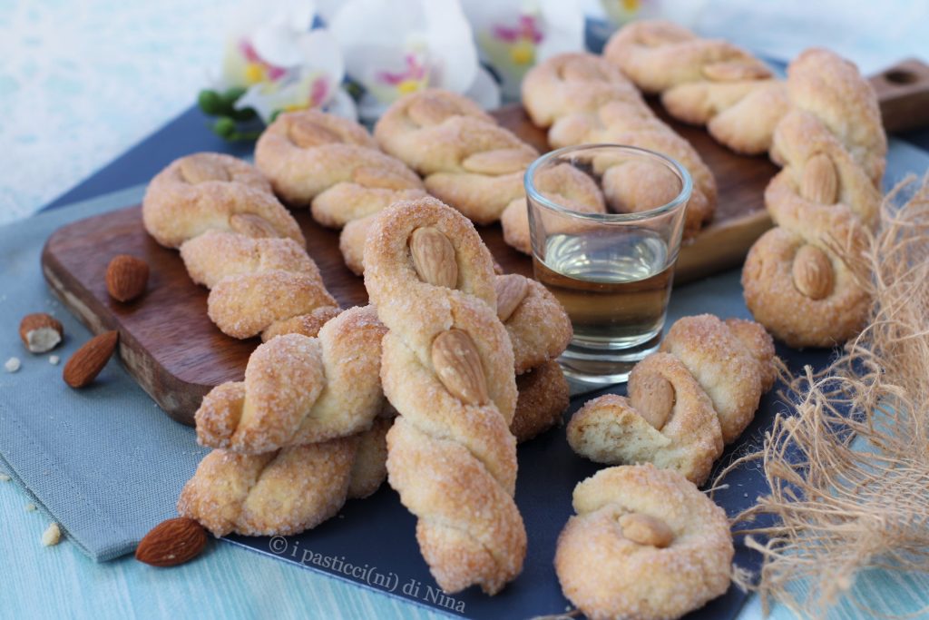 Intorchiate pugliesi con almendras al vino blanco i pasticcini di Nina