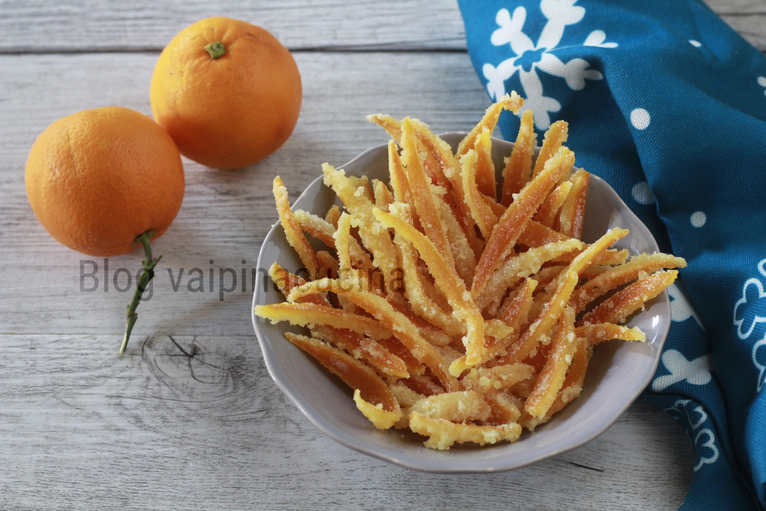 Cáscaras de naranja confitadas