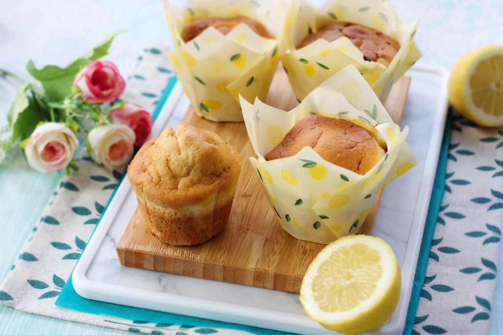 Magdalenas de limón sencillas, súper esponjosas y buenísimas, se preparan en poco tiempo, aromáticas y nada gomosas - receta i pasticcini di Nina