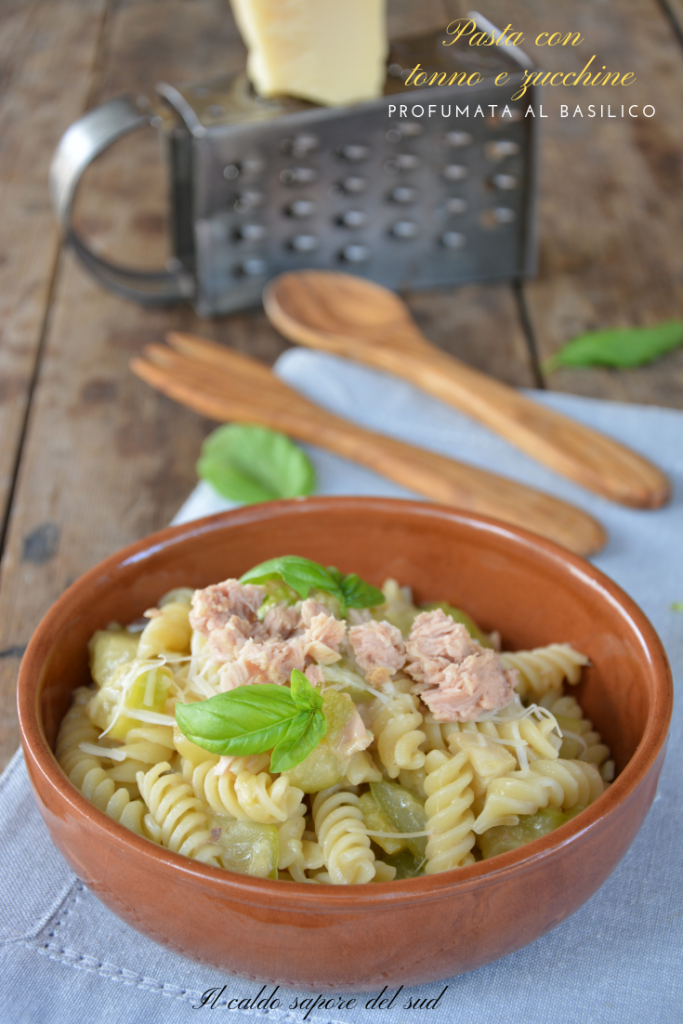 Pasta con atún y calabacines perfumada con albahaca