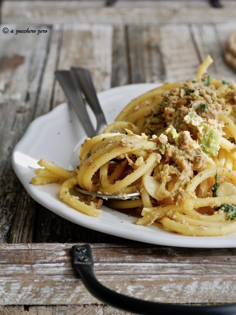 Pasta con las anchoas frescas a la siciliana ligera