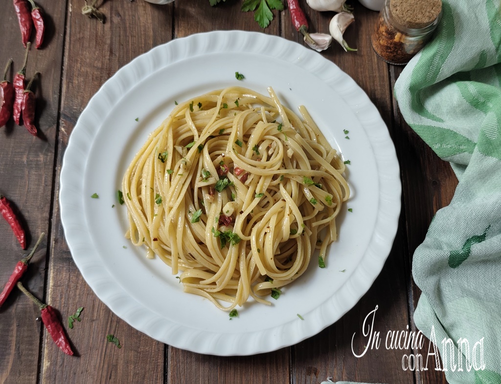 Pasta ajo, aceite, guindilla y anchoas