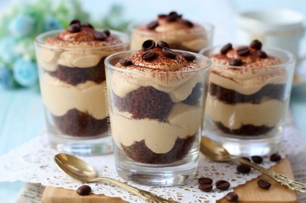 postre de cuchara con crema de café i pasticcini di Nina