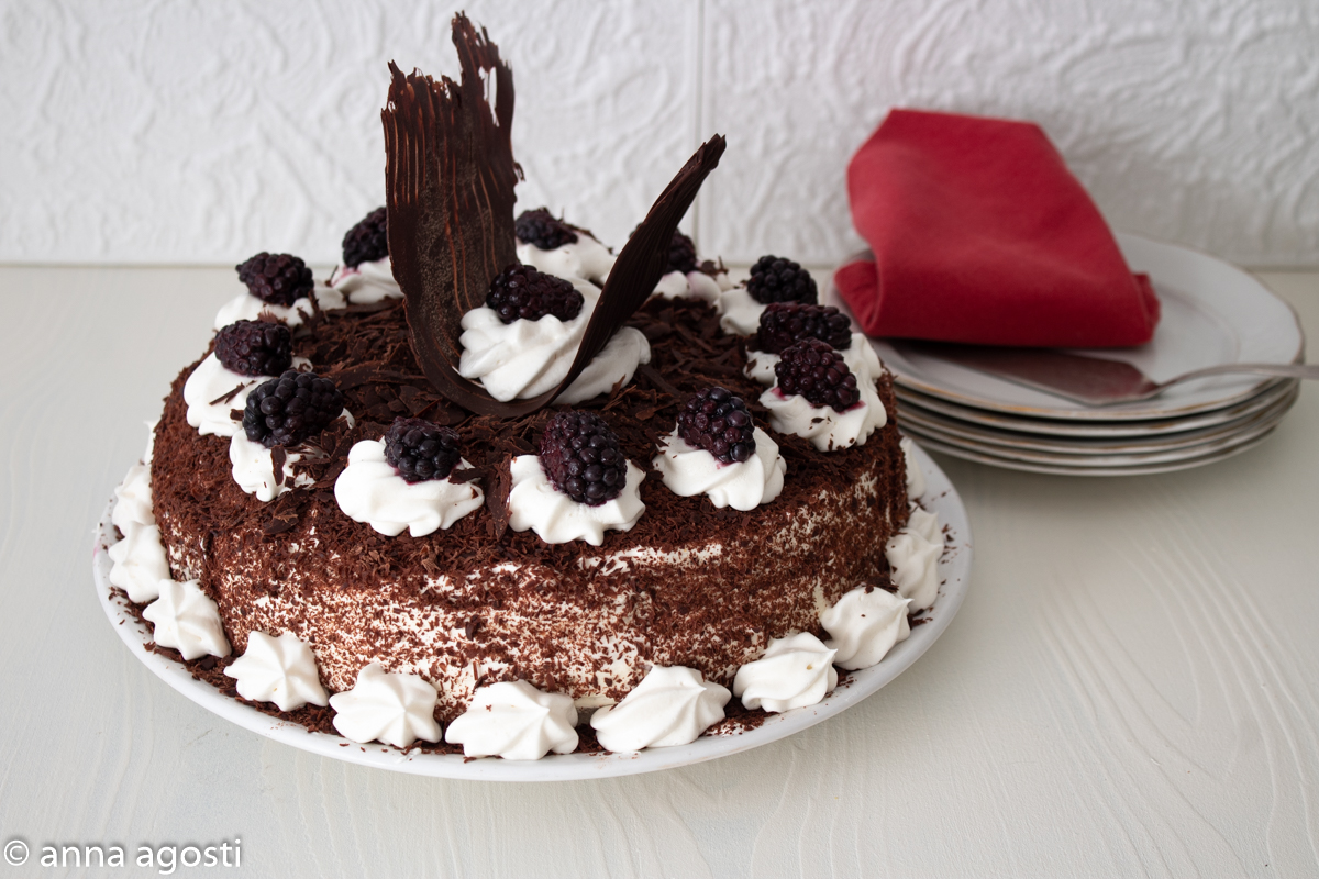 Tarta Bosque Negro con Moras: Receta Original y Espectacular