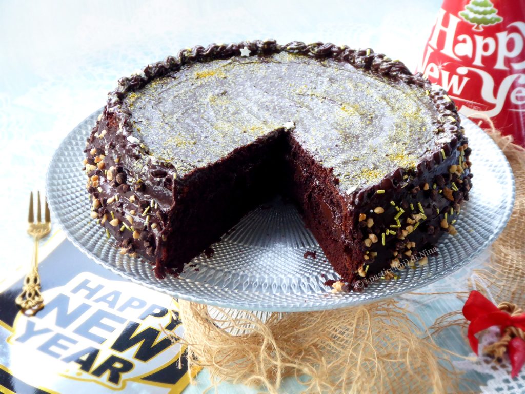 Tarta de Año Nuevo cremosa de chocolate, un postre rápido y sencillo anti-desperdicio receta para celebrar 2023 i pasticcini di Nina