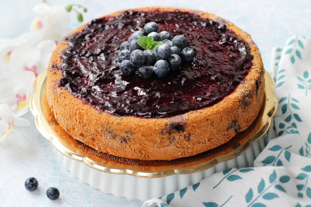 Sencilla y rápida: la tarta de arándanos es un postre esponjoso, aromático y delicioso, caracterizado por una capa de mermelada en la superficie i pasticcini di Nina