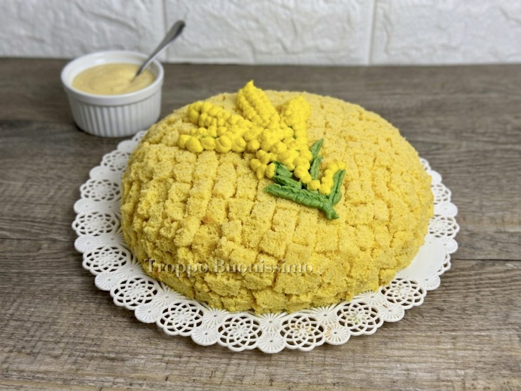 Tarta Mimosa clásica con decoración de ramita y cuenco de crema pastelera