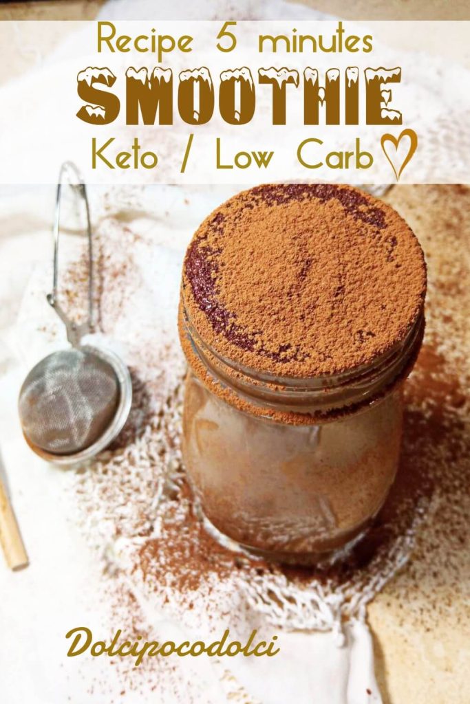 Batido keto delicioso de cacao en vaso alto con cacao espolvoreado y fondo elegante