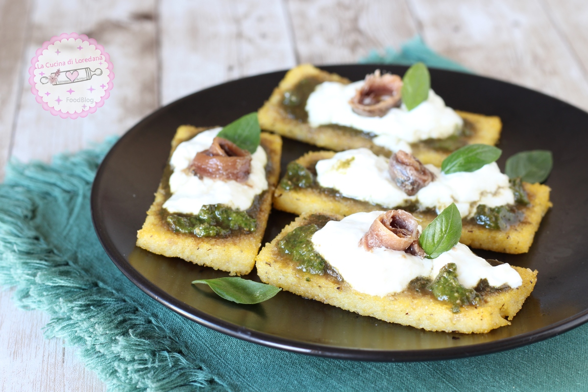 CROSTINI DE POLENTA CON PESTO, STRACCIATELLA Y ANCHOAS