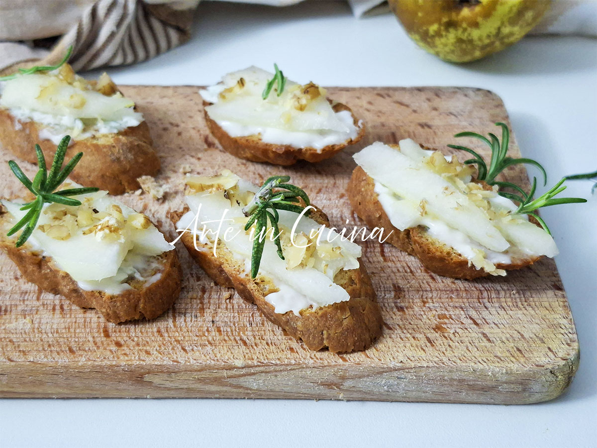 CROSTINI GORGONZOLA PERA y nueces