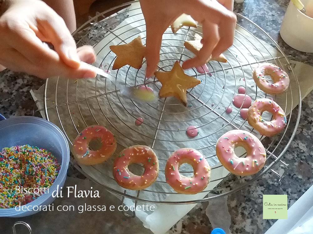 galletas decoradas con glaseado y fideos