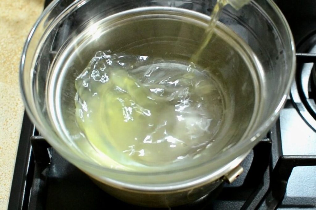 Helado de fresa sin azúcar ni nata: claras y edulcorante montados a baño maria