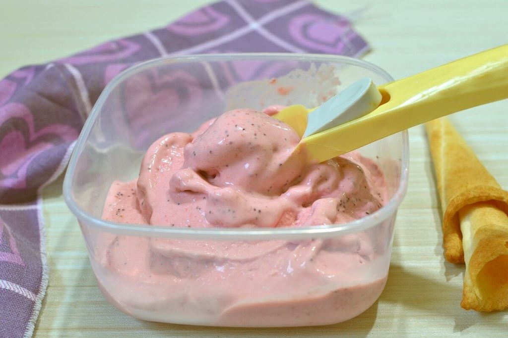 Helado de fresa sin azúcar ni nata: listo en recipiente para el congelador