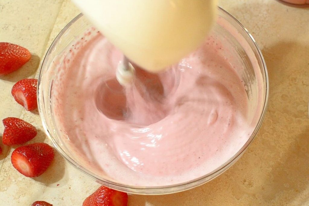 Helado de fresa sin azúcar ni nata: trabajo con varillas eléctricas