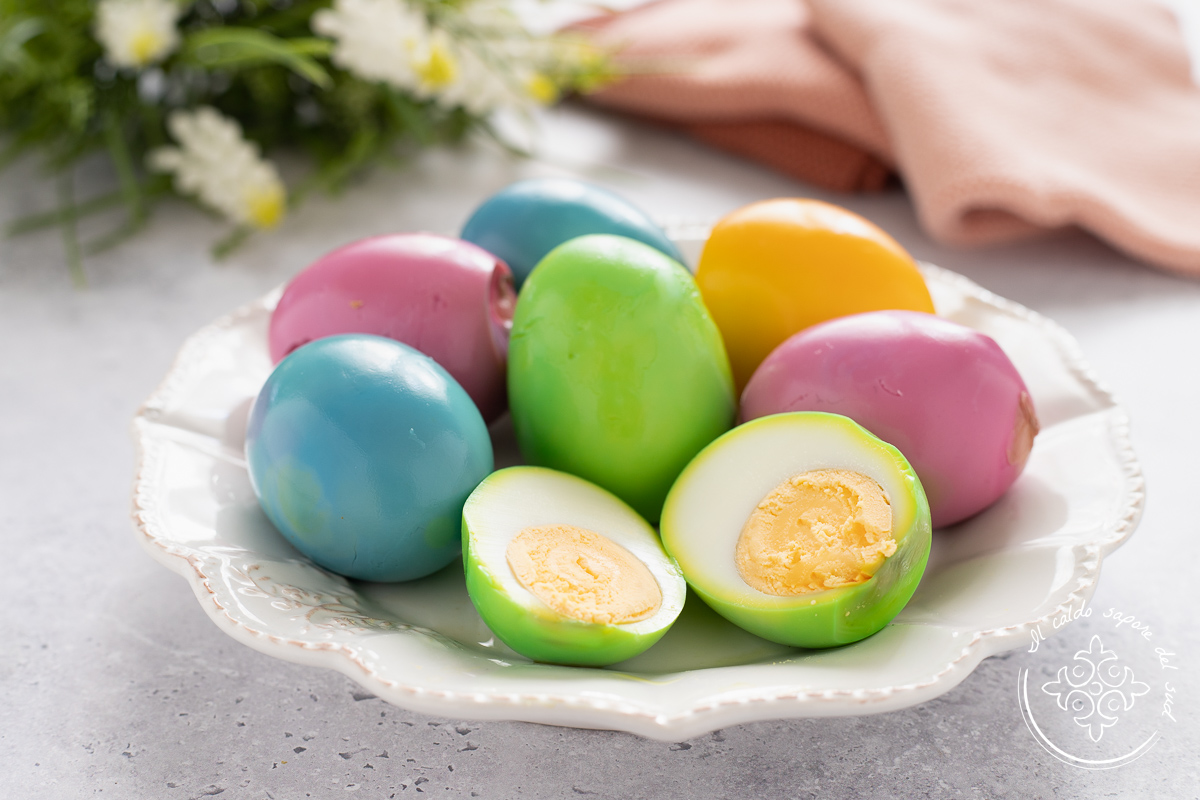 Huevos duros teñidos de forma natural