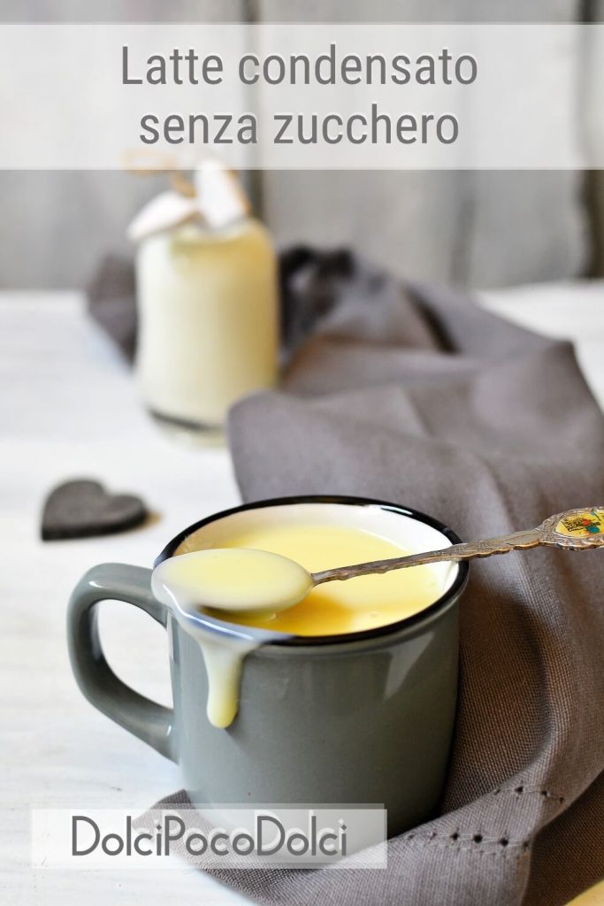 Leche condensada sin azúcar en taza gris vertical con botella y paño gris