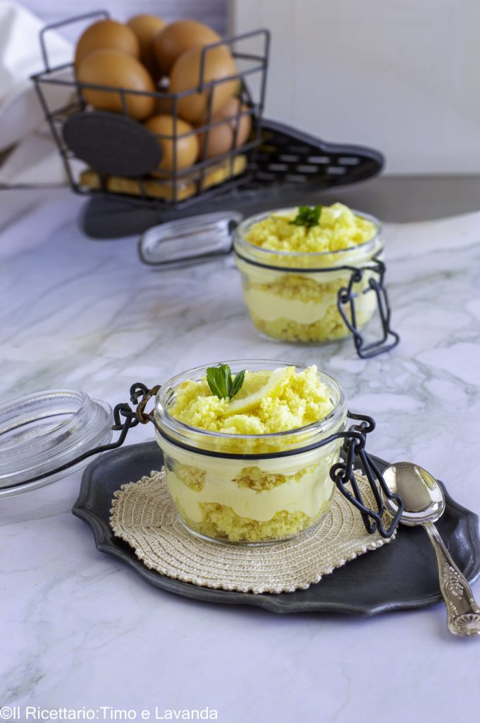 Mimosas en vaso sin gluten y sin lactosa, postre esponjoso con crema y cubitos de bizcocho, servido elegantemente en vaso