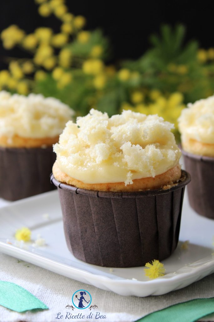 muffin mimosa con crema y guindas