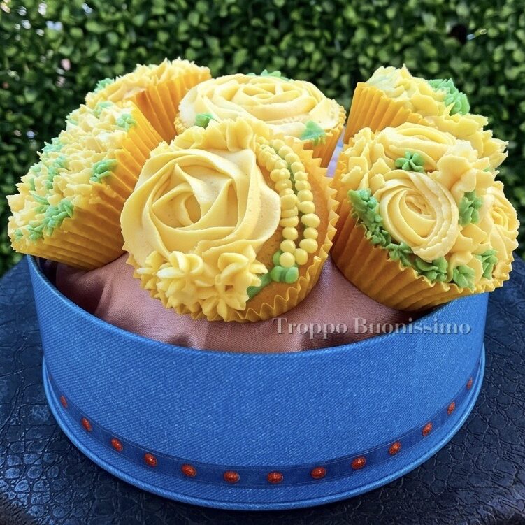 Muffin Mimosa ligeros y esponjosos, decorados con una deliciosa crema de mantequilla. Una receta fácil para el Día de la Mujer, perfecta para preparar en pocos minutos!
