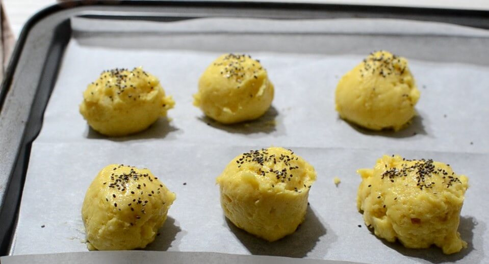 Panecillos sabrosos para la dieta keto dispuestos en la bandeja antes de la cocción