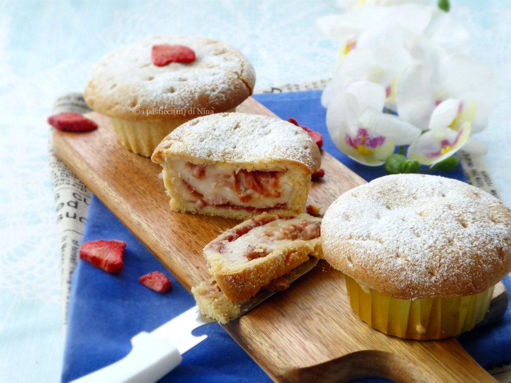 Pasticciotti con crema de leche sin huevos y fresas receta sencilla i pasticcini di Nina crujiente cobertura de masa quebrada
