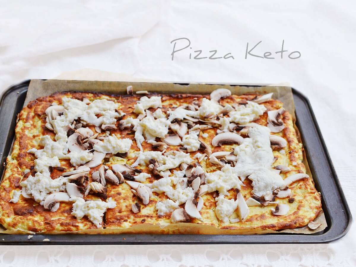 Pizza cetogénica rápida con base proteica y requesón