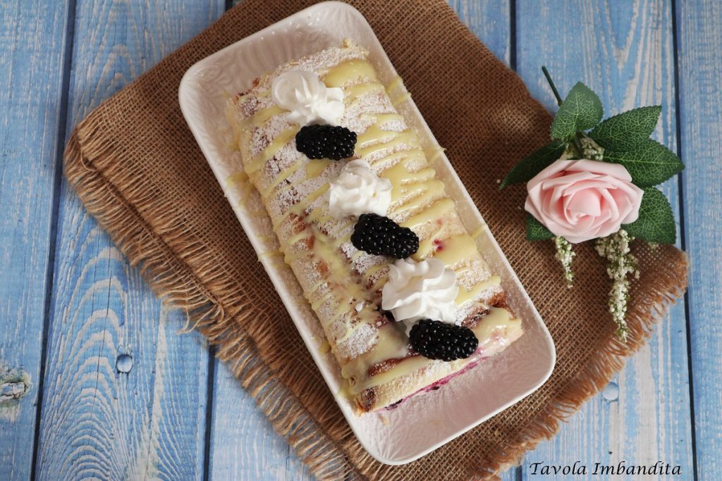 Rollo de pandoro con crema y frutos del bosque