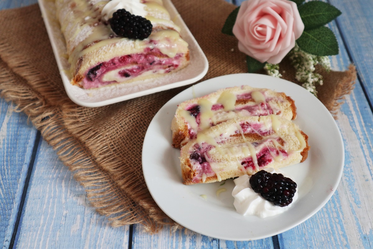 Rollo de pandoro con crema y frutos del bosque