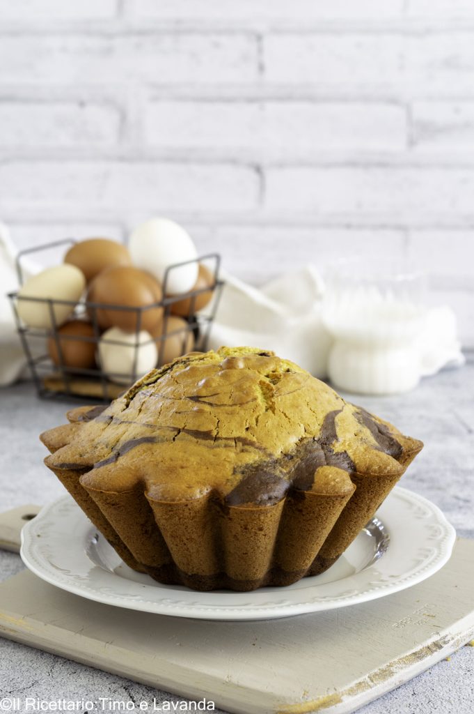 Tarta veteada de cacao con nata sin gluten vista desde arriba