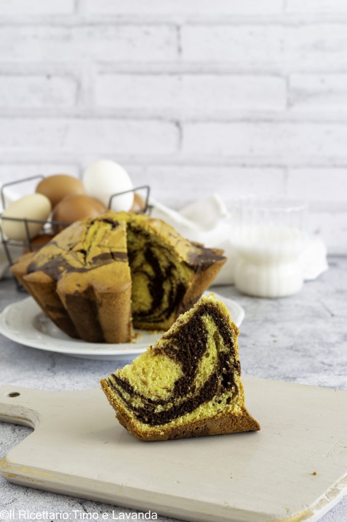 Tajada de tarta veteada de cacao esponjosa con nata