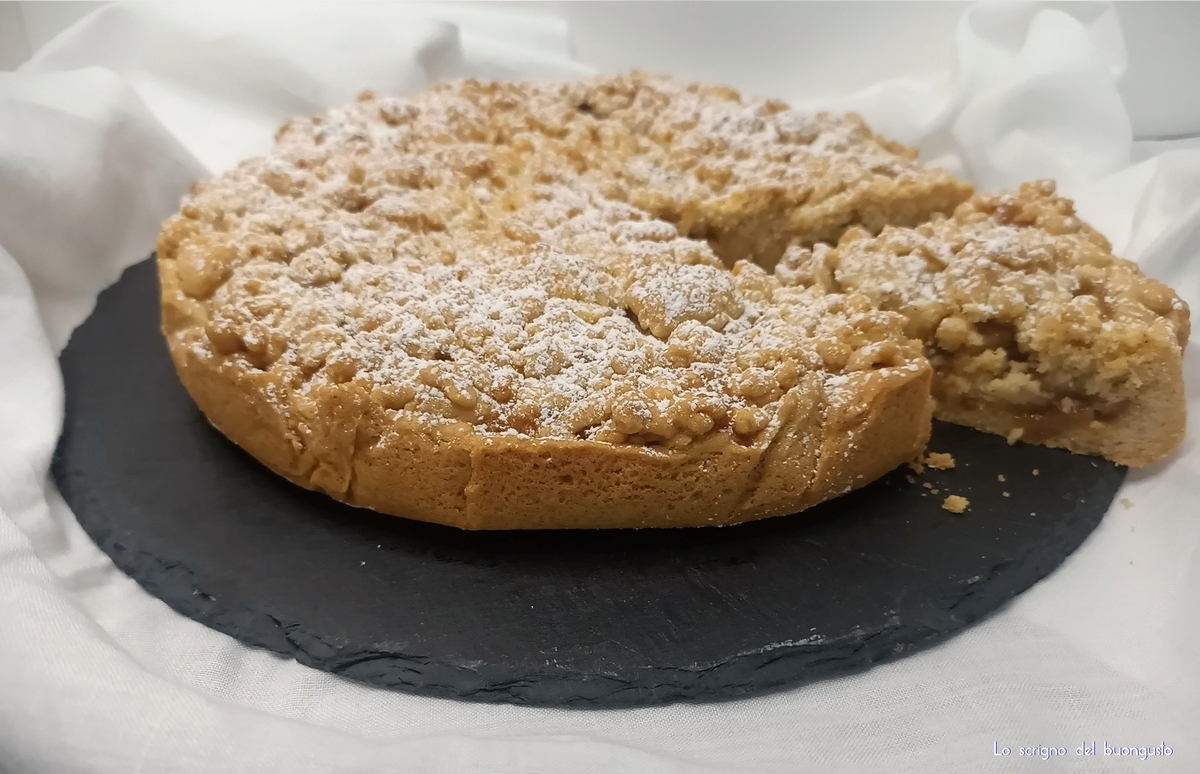 Tarta blanda desmenuzada de manzana