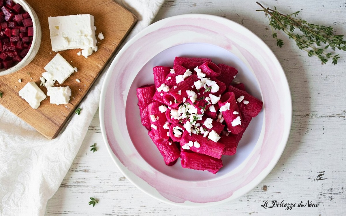 PASTA CON CREMA ROSA DE REMOLACHA Y FETA