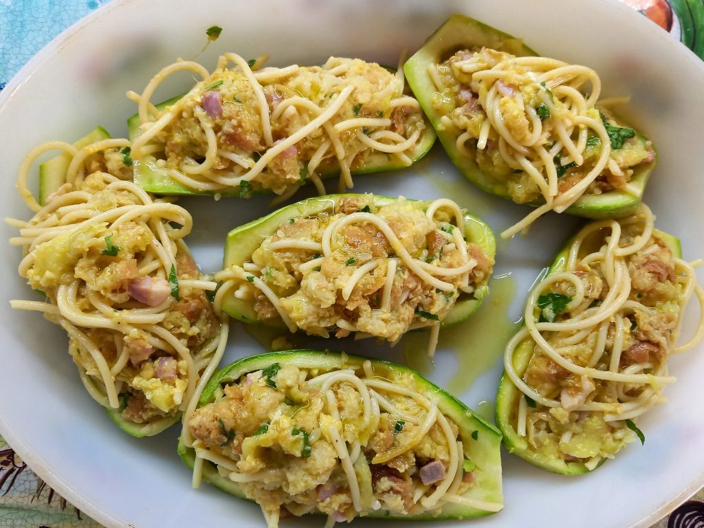 Calabacines rellenos de pasta al horno