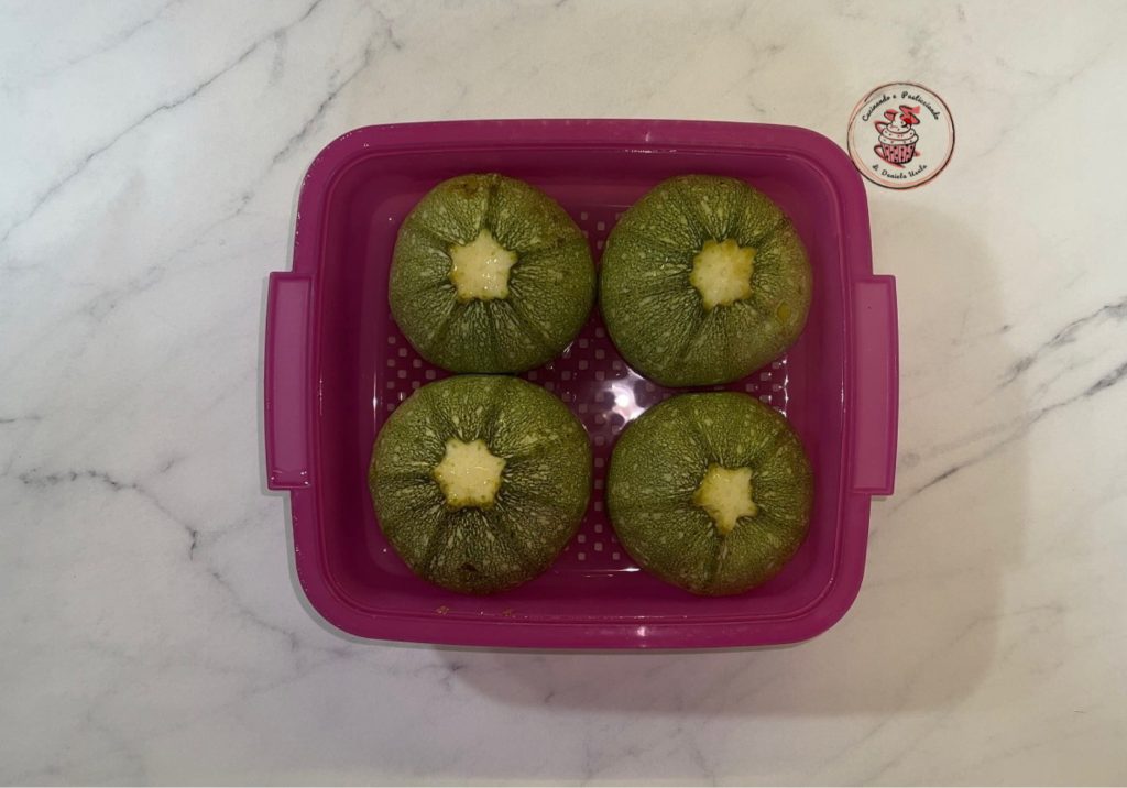 Calabacines redondos rellenos cocinados en freidora de aire