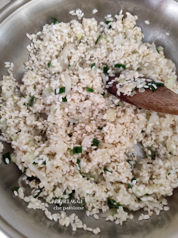 añadir arroz y tostar