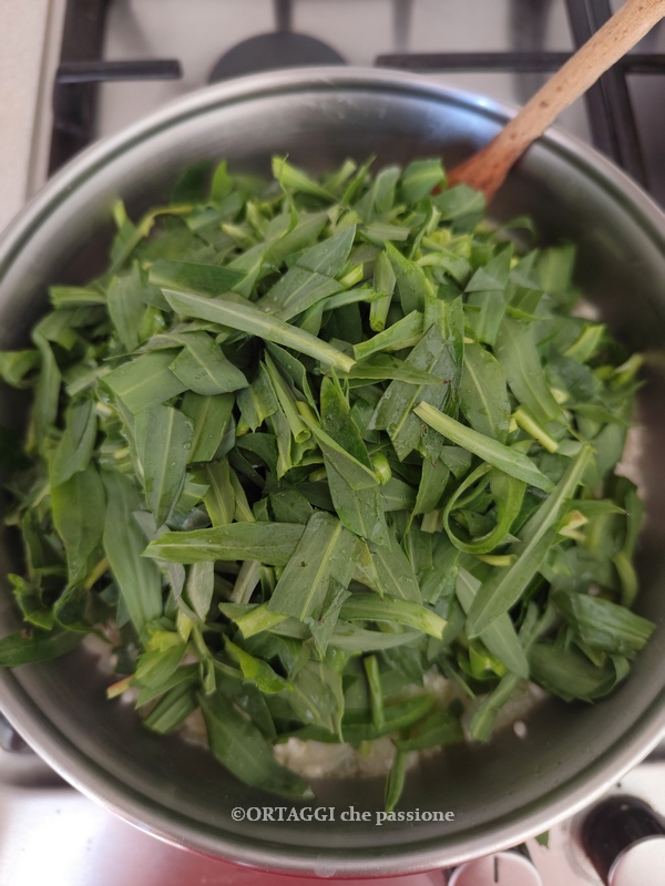 añadir las hierbas silvestres al risotto con carletti