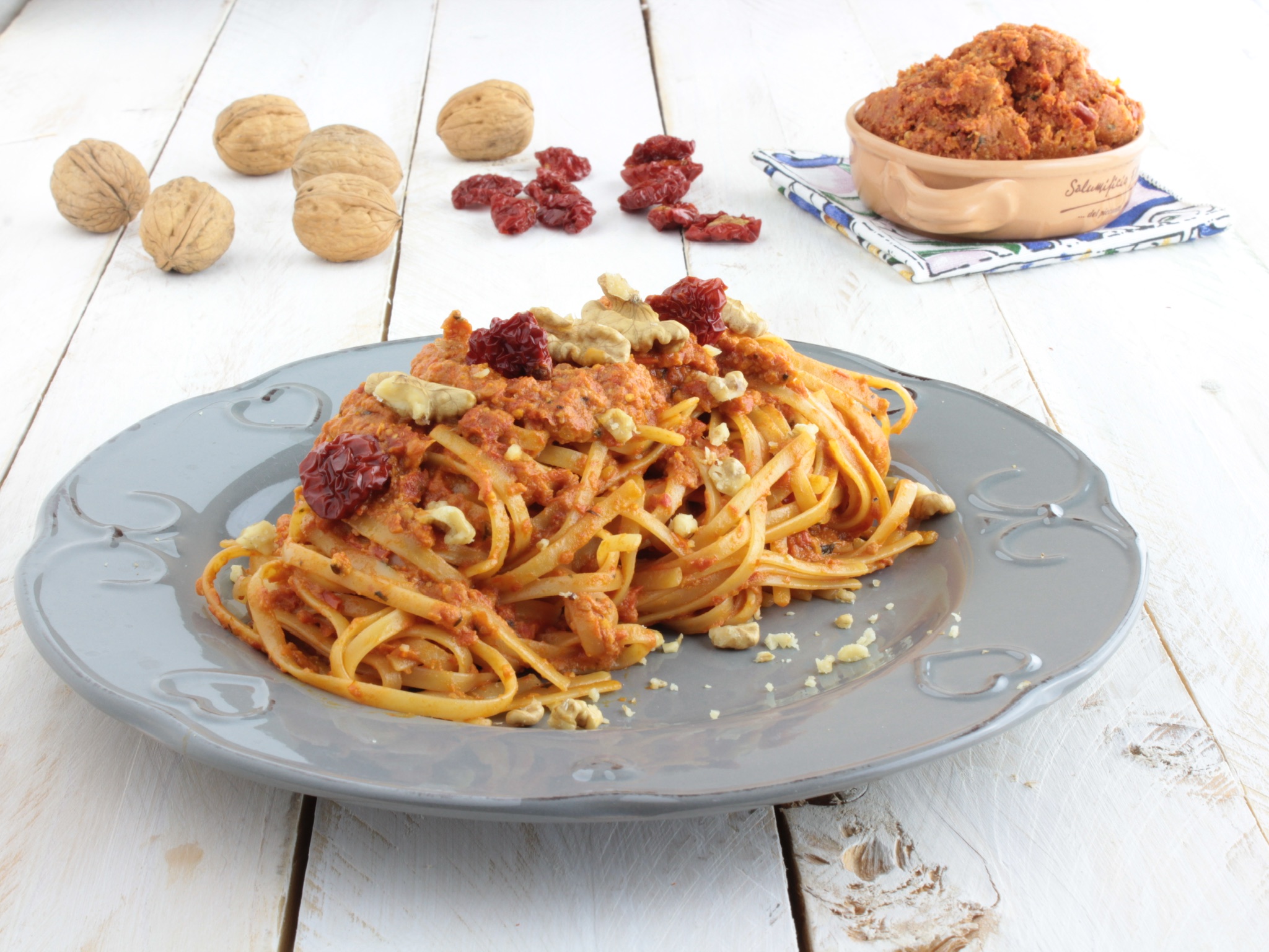 Fettuccine al pesto de tomates secos y nueces.