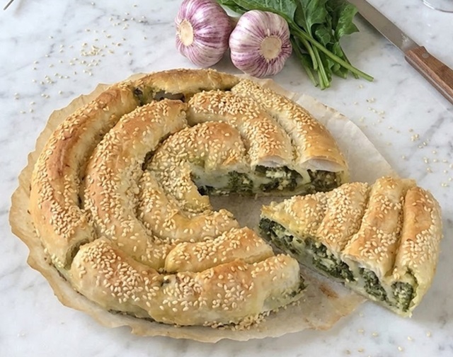 Burek de hojaldre con ricotta y espinacas: El rollo en espiral crujiente