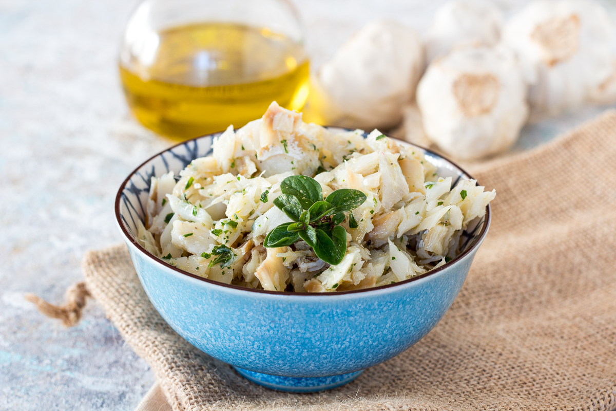 Bacalao hervido con ajo y perejil