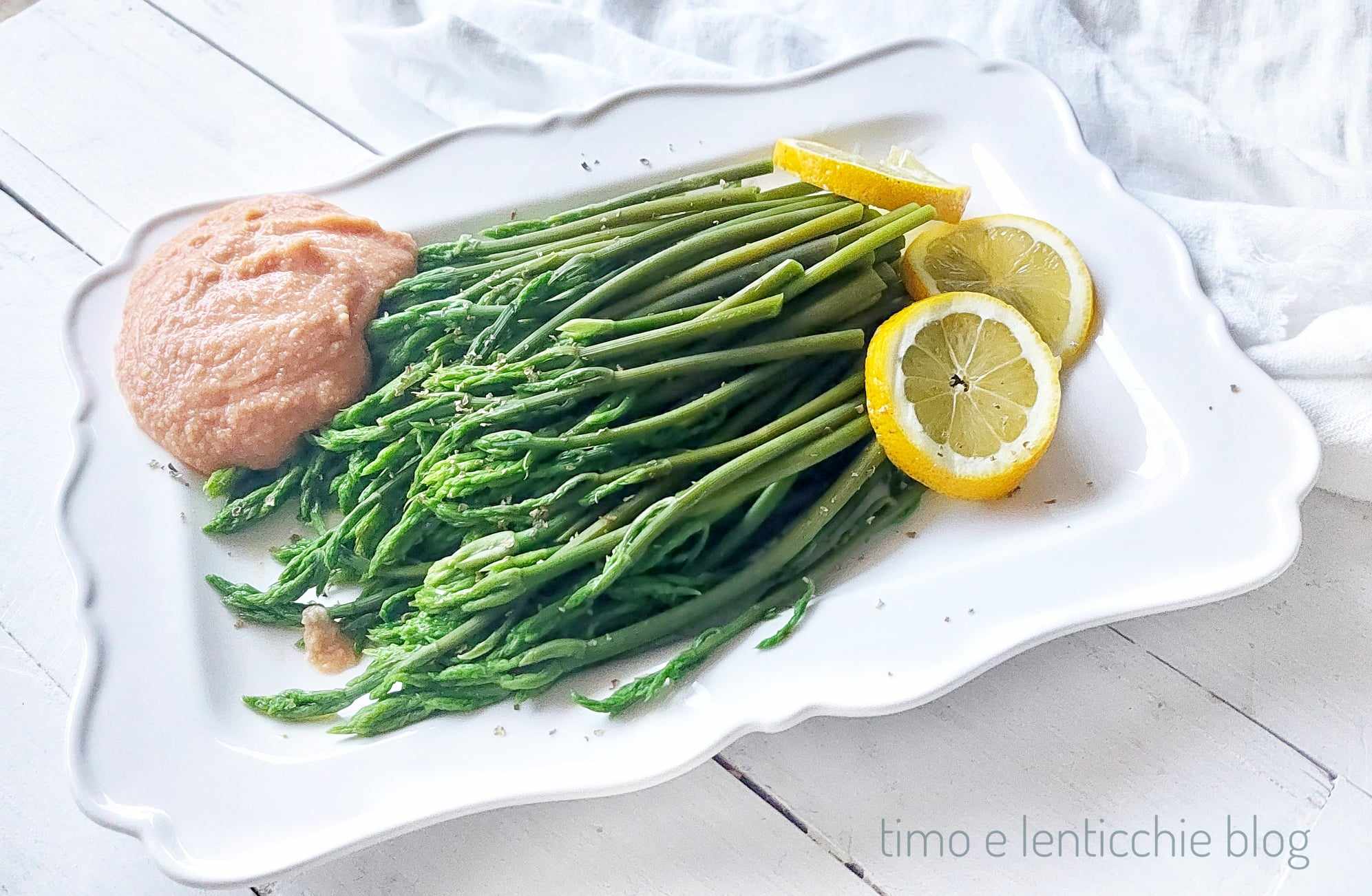 Brotos de pungitopo con hummus