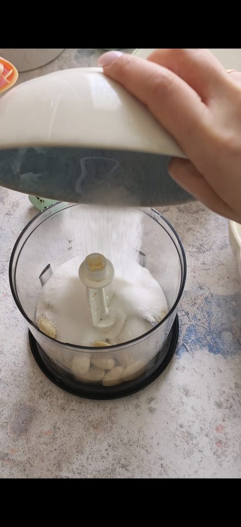 Trituramos almendras y azúcar