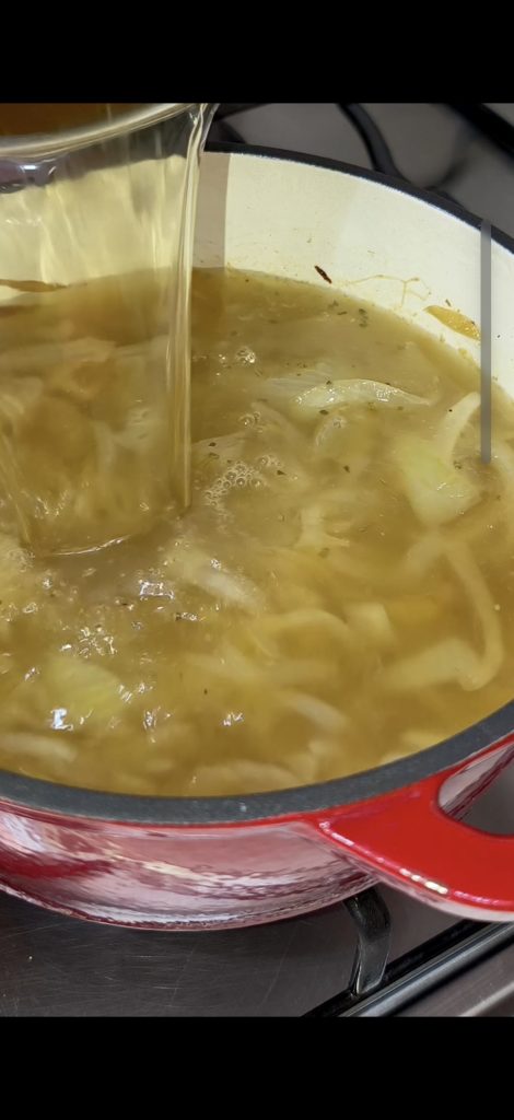 Añadimos el caldo caliente