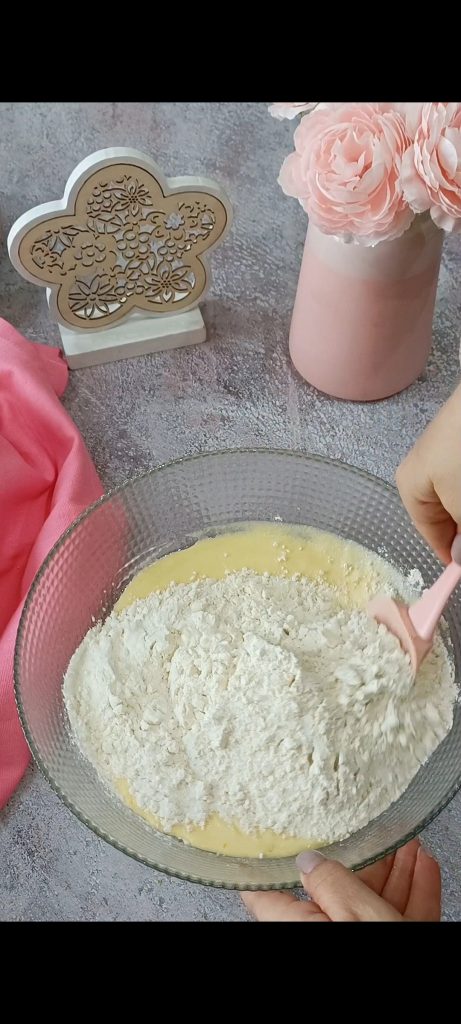 Unimos ingredientes secos y líquidos mezclando rápidamente